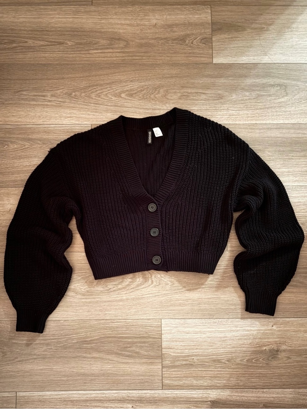 H&M Cropped Black Button-Front V-Neck Sweater Cardigan - Picture 2 of 2